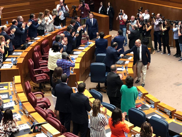 Momento de la investidura del 'popular' Alfonso Fernández Mañueco como presidente de la Junta de Castilla y León.