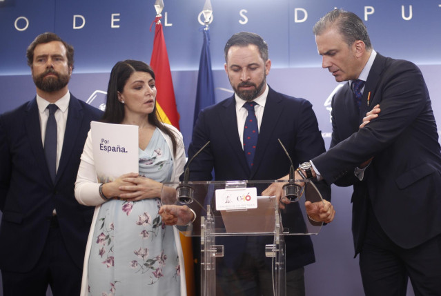 (I-D) El portavoz de Vox en el Congreso de los Diputados, Iván Espinosa de los Monteros; la diputada Macarena Olona; el líder de Vox, Santiago Abascal; y el secretario general de Vox, Javier Ortega Smith, durante una rueda de prensa en el Congreso de los
