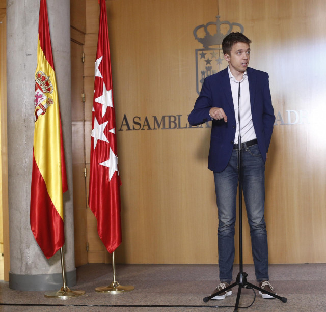 El candidato de MásMadrid a la presidencia de la Comunidad de Madrid, Íñigo Errejón, en declaraciones ante los medios de comunicación durante el pleno de la Asamblea para elegir a los senadores de designación autonómica