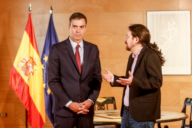 El presidente del Gobierno en funciones, Pedro Sánchez (1i), se reúne con el secretario general de Unidas Podemos, Pablo Iglesias (2i), de cara a la sesión de investidura que comienza el 22 de julio.