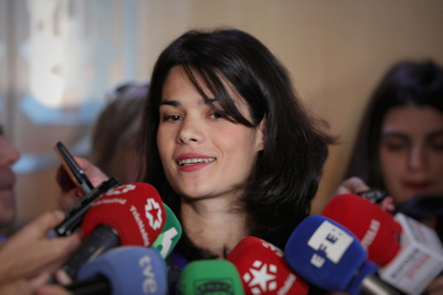 La candidata de UP-IU-Madrid en Pie a la Presidencia de la Comunidad, Isabel Serra, ofrece declaraciones a los medios de comunicación tras su reunión con el PSOE en la Asamblea de Madrid.