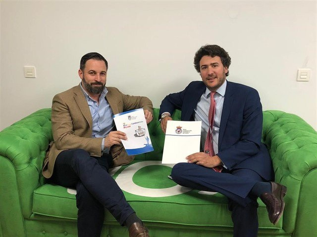 El presidente de Vox, Santiago Abascal, con el presidente de la Real Federación Española de Caza, Ángel López Maraver.