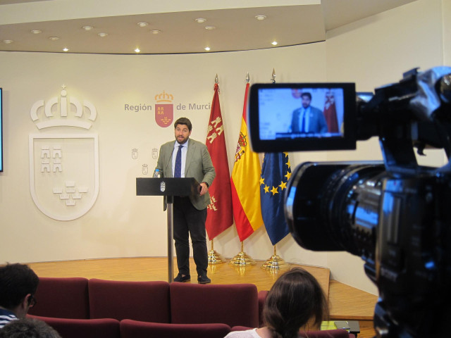 El candidato del PP a la Presidencia de la Comunidad, Fernando López Miras,, en la rueda de prensa