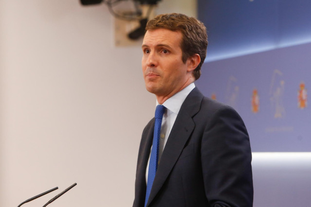 El presidente del PP Pablo Casado ofrece una rueda de prensa tras reunirse en el Congreso con el presidente del Gobierno Pedro Sánchez de cara a la investidura.