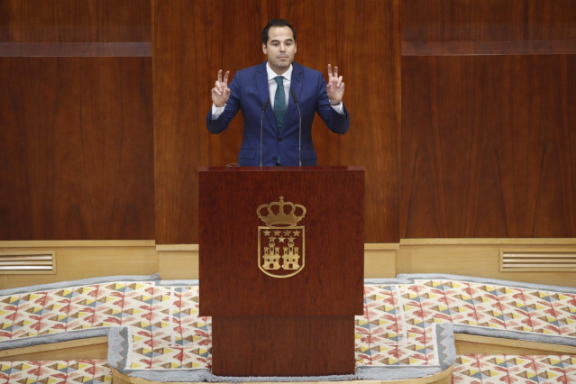 El candidato de Ciudadanos a la presidencia de la Comunidad de Madrid, Ignacio Aguado, durante su intervención en el pleno de investidura del presidente de la Comunidad de Madrid.