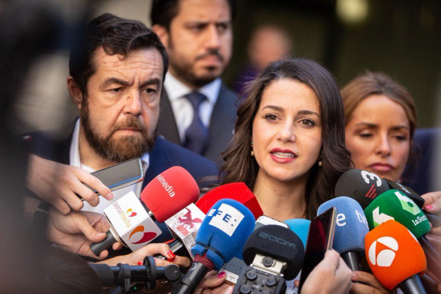 La portavoz de la Ejecutiva de Ciudadanos, Inés Arrimadas, junto a los diputados Miguel Gutiérrez y Patricia Reyes