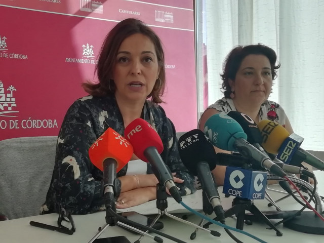 Isabel Ambrosio junto a la también edil del PSOE Alicia Moya