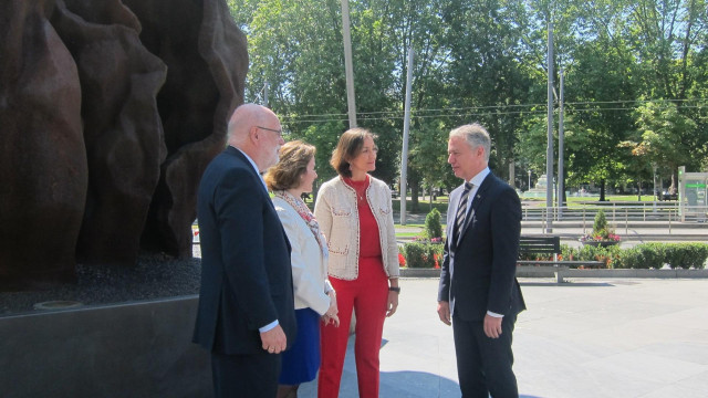 La ministra de Industria, Comercio y Consumo, Reyes Maroto, junto al lehendakari, Iñigo Urkullu, el delegado del Gobierno en el País Vasco, Jesús Loza, y la consejera de Turismo, Sonia Pérez, en Bilbao