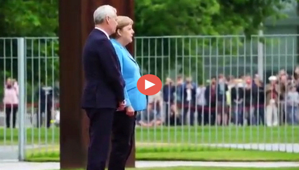 Merkel sufre un tercer episodio de temblores en un acto oficial video