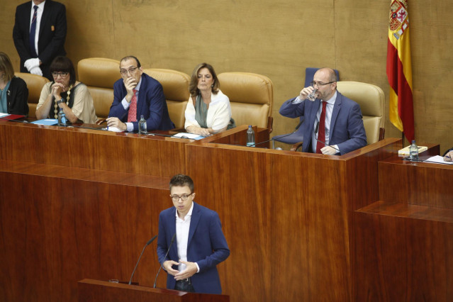 El candidato de MásMadrid a la presidencia de la Comunidad de Madrid, Íñigo Errejón, durante su intervención en el pleno de investidura del presidente de la Comunidad de Madrid.