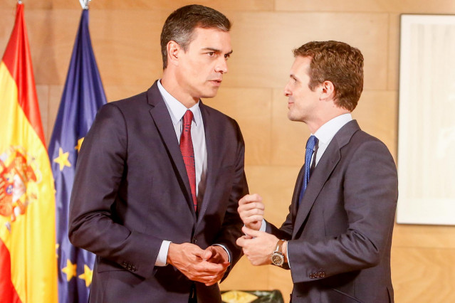 El presidente del Gobierno en funciones Pedro Sánchez y el presidente del PP Pablo Casado se reúnen de cara a la investidura en el Congreso.