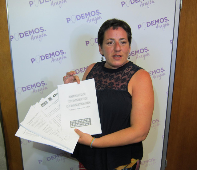 La portavoz de Podemos muestra los acuerdos de la pasada legislatura.