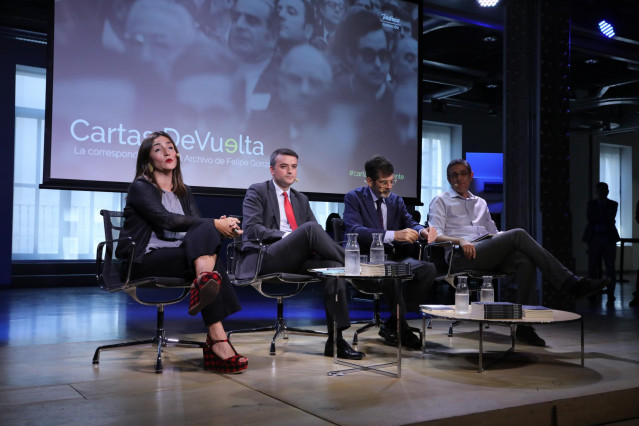 (I-D) La directora de la Fundación Felipe González, Rocío Martínez Sampere; el director de gabinete del presidente Pedro Sánchez, Iván Redondo; el director de gabinete de los presidentes González y Rodríguez Zapatero, José Enrique Serrano; y el director d