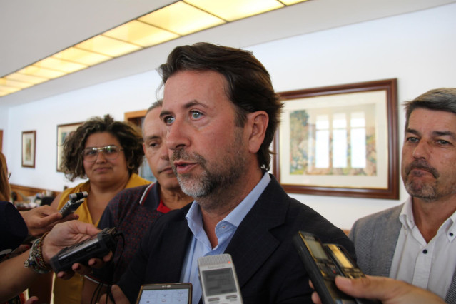 Carlos Alonso, ante los periodistas