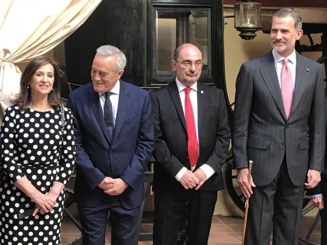 Felipe V, junto al presidente del Gobierno aragonés, Javier Lambán; el presidente de la Cortes de Aragón, Javier Sada, y la delegada del Gobierno en Aragón, Carmen Sánchez