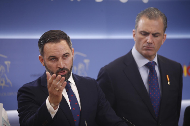 (I-D) El líder de Vox, Santiago Abascal; y el secretario general del partido, Javier Ortega Smith durante una rueda de prensa en el Congreso de los Diputados.