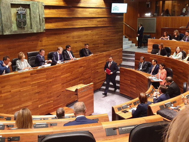 El candidato socialista Adrián Barbón durante el pleno de elección del presidente.