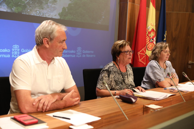 De izda. A dcha., el consejero de Hacienda del Gobierno de Navarra, Mikel Aranburu, la consejera de Presidencia, Función Pública e Interior, Mª José Beaumont, y la consejera de Desarrollo Rural, Medio Ambiente y Administración Local, Isabel Elizalde.