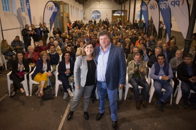 La presidenta del PP de Cantabria y candidata al Gobierno regional, María José Sáenz de Buruaga, con Gastón Gömez