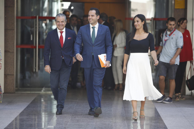 (I-D) El diputado de Ciudadanos en el Congreso de los Diputados, Marcos de Quinto, el candidato de Ciudadanos a la presidencia de la Comunidad de Madrid, Ignacio Aguado y la vicealcaldesa de Madrid, Begoña Villacís, a las puertas de la Asamblea de Madrid,