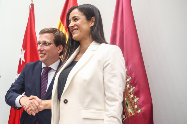 El nuevo alcalde de Madrid, José Luis Martínez-Almeida, y la nueva vicealcaldesa de Madrid, Begoña Villacís, se saludan tras la Sesión de constitución del Ayuntamiento de Madrid.