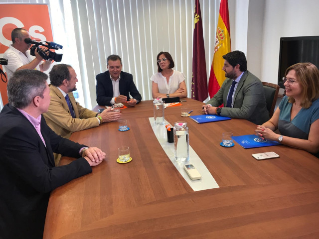 Imagen de la reunión entre PP, Vox y Cs en la Asamblea Regional