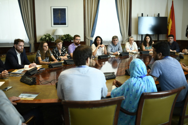 Activistas saharauis se reunen con diferentes grupos parlamentarios para la presentación en sede parlamentaria del informe 'El espejismo de los Derechos Humanos: La juventud saharaui y la ocupación del Sáhara Occidental'.
