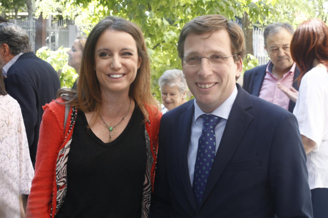 La vicesecretaria de Estudios y Programas del PP y número dos del Ayuntamiento de Madrid, Andrea Levy y el alcalde de Madrid, José Luis Martínez- Almeida, a su llegada al pleno de investidura.