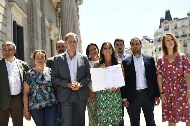 La diputada de Ciudadanos por Guadalajara, María Ángeles Rosado (2i); el diputado de Ciudadanos por Teruel, Joaquín Moreno (4i); la diputada de Ciudadanos por Madrid, Sara Gimenez (6i); el diputado de Ciudadanos por Zaragoza, Rodrígo Gómez (2d) y la diput