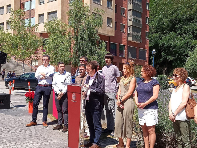 El alcalde de Ermua, Juan Carlos Abascal, se dirige a los presentes en el homenaje a Miguel Ángel Blanco.