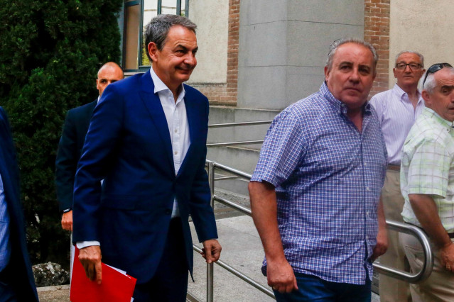 El ex presidente del Gobierno José Luis Rodríguez Zapatero entra en la jornada '1888-2018: UGT en la historia del sindicalismo ferroviario en España' celebrada en el Colegio de Huérfanos de Ferroviarios de Madrid.