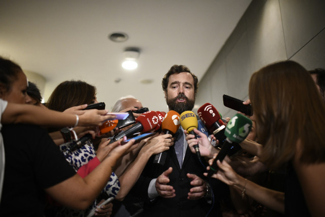 El portavoz de VOX en el Congreso de los Diputados, Iván Espinosa, en declaraciones ante los medios de comunicación en los pasillos del Congreso.