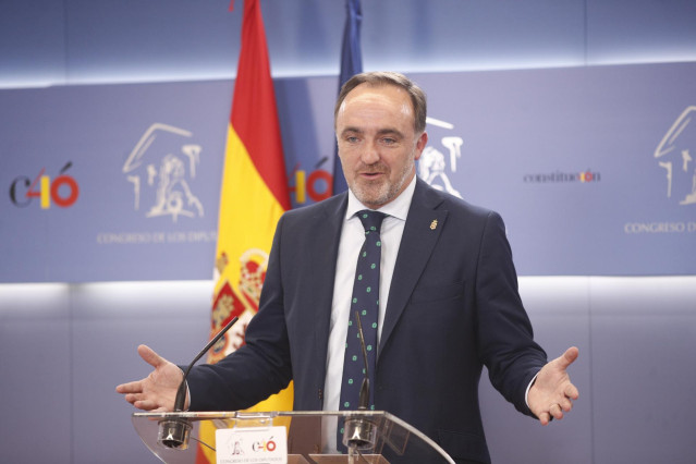 El representante de UPN, Javier Esparza, ofrece una rueda de prensa tras su consulta con el Rey para la propuesta de candidato a la Presidencia del Gobierno.