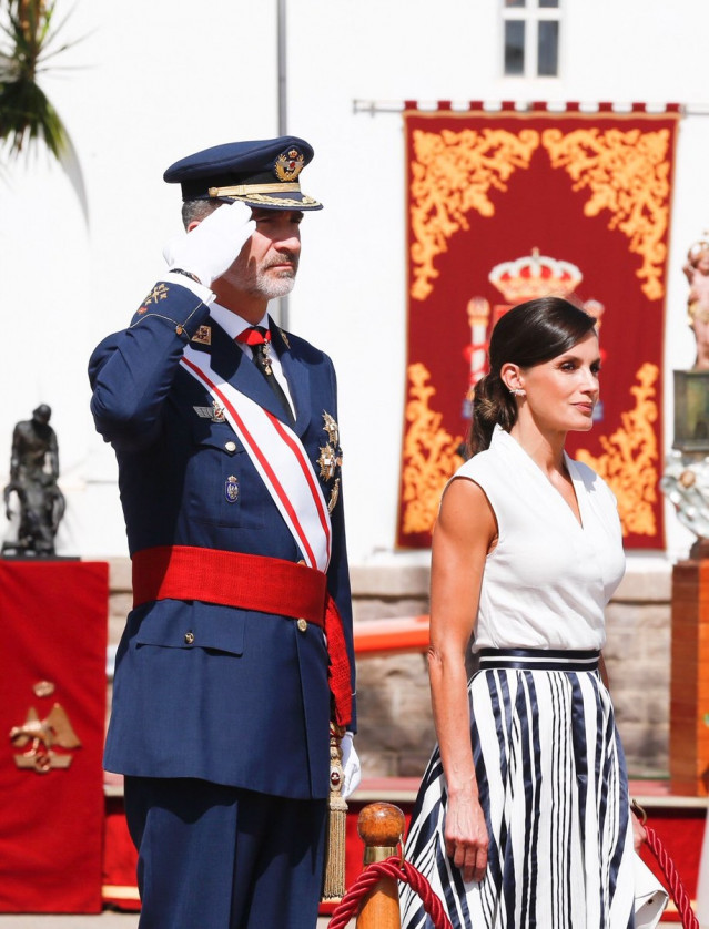 Sus Majestades los Reyes, durante la entrega de despachos 2019 en la AGA de San Javier