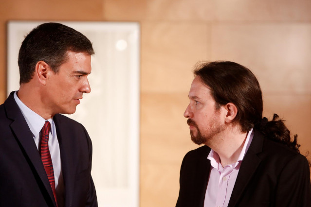 El presidente del Gobierno en funciones, Pedro Sánchez, y el secretario general de Podemos, Pablo Iglesias