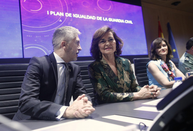 (I-D) El ministro del Interior en funciones, Fernando Grande- Marlaska; la vicepresidenta del Gobierno y ministra de Igualdad en funciones, Carmen Calvo y la secretaria de Estado de Seguridad en funciones, Ana María Botella Gómez, durante la presentación