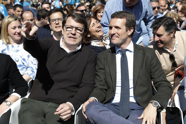 El presidente del Partido Popular de Castilla y León, Alfonso Fernández Mañueco y el presidente nacional del Partido Popular y candidato a la Presidencia del Gobierno, Pablo Casado en un mitin de campaña del Partido Popular en la Plaza de San Pablo, Valla