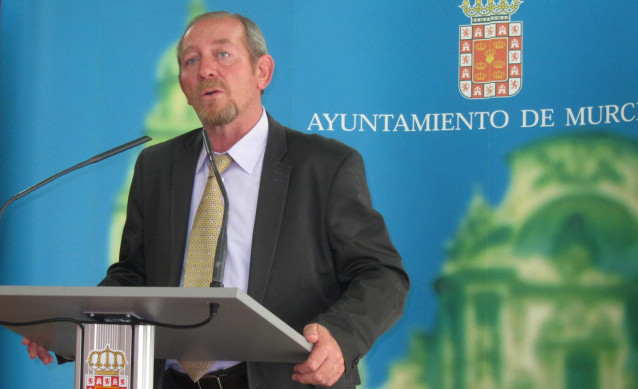 El concejal Cristóbal Herrero presentando su presupuesto para 2015.