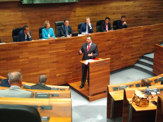 El candidato a la presidencia del Principado, Adrián Barbón interviene en el pleno de elección del Presidente.