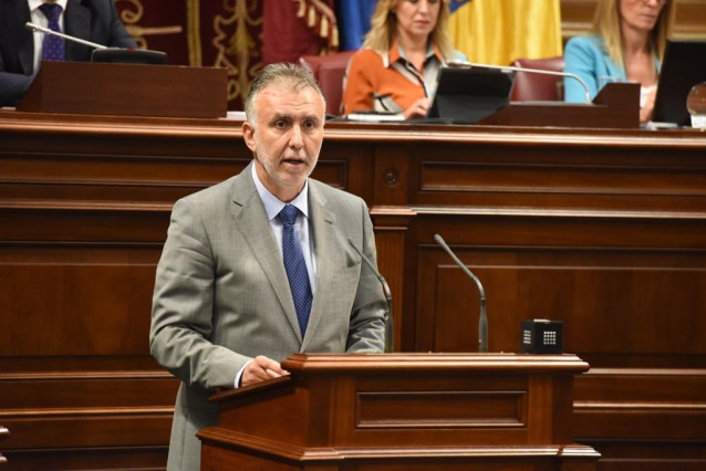 El candidato del PSOE a la Presidencia de Canarias, Ángel Víctor Torres, interviene en su discurso de investidura