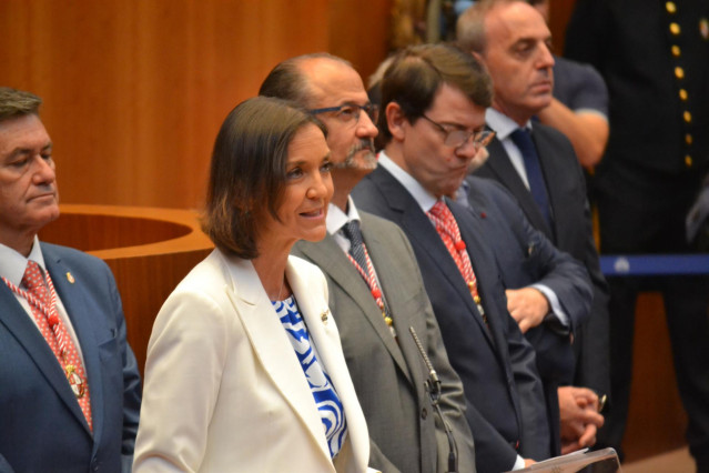 Reyes Maroto, secundada por Luis Fuentes a su derecha y Fernández Mañueco a la derecha de éste.