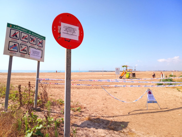 Playa de Massamagrell (Valencia) cerrada por la presencia de bacterias