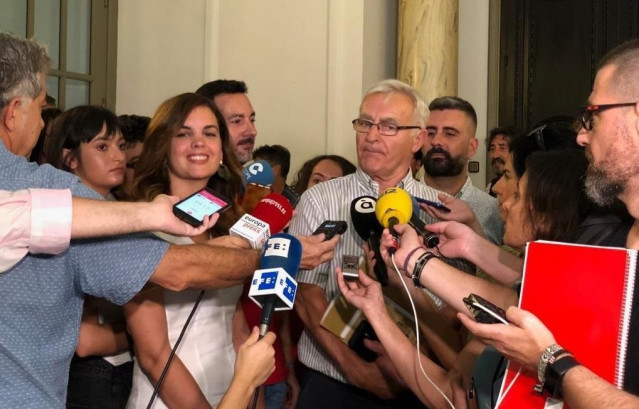 Sandra Gómez y Joan Ribó atienden a los medios de comunicación
