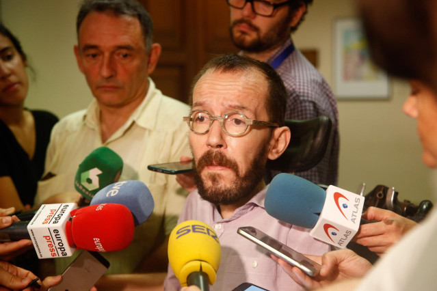 El secretario de Acción de Gobierno de Podemos, Pablo Echenique, en declaraaciones ante los medios de comunicación tras la reunión con representes de asociaciones del mundo científico, las cuales están impulsando reivindicaciones relevantes en el sistema