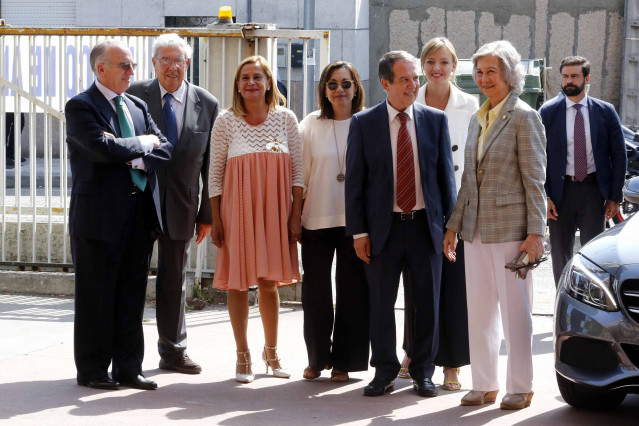 (I-D) La Reina Sofía (con chaqueta de cuadros gris) junto al alcalde de Vigo, Abel Caballero, en su visita al Banco de Alimento de Vigo con la presencia del presidente de la fundación, Pedro Pereira (a la izquierda), y el vicepresidente de la Federación E