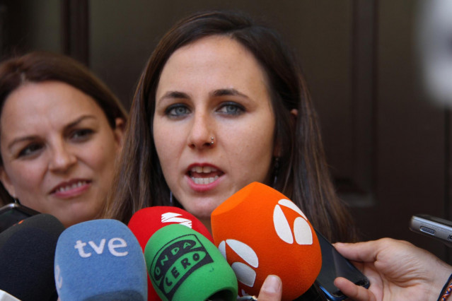 La portavoz adjunta de Podemos en el Congreso, Ione Belarra, atiende a los medios