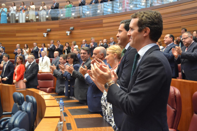 Casado aplaude, durante la toma de posesión de Fernández Mañueco.