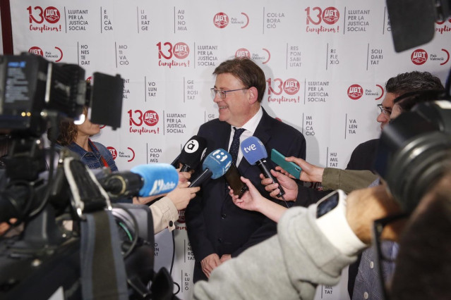 Ximo Puig atiende a los medios en imagen de archivo