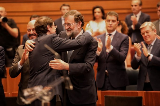 El expresidente del Gobierno Mariano Rajoy abraza al nuevo presidente de la Junta de Castilla y León, Alfonso Fernández Mañueco, tras su toma de posesión como presidente de la Junta de CyL.