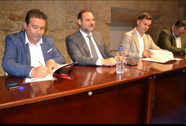El ministro en funciones de Fomento y secretario federal de Organización del PSOE, José Luis Ábalos (centro), durante la firma del acuerdo de Gobernabilidad.